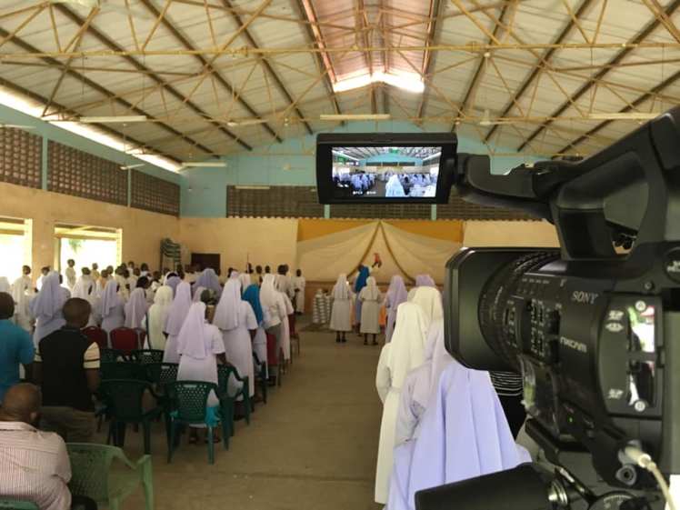 celebración del anibersario del obispo de mombasa en kenia durante el rodaje del documental kenyan eyes de melon productions